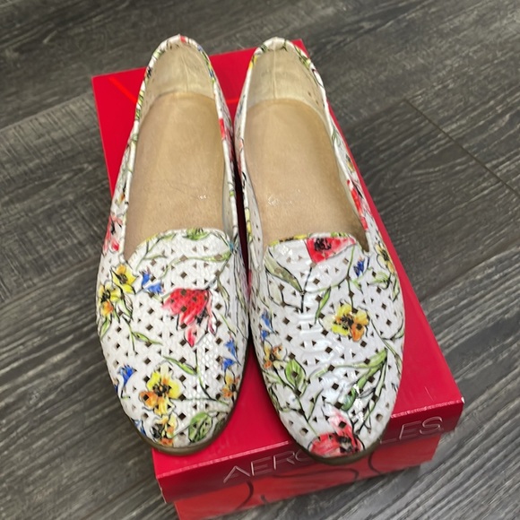 AEROSOLES You Betcha white floral laser cut flats - Picture 3 of 5